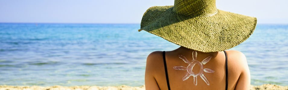 sunscreen-whats-in-it Woman at beach with sunscreen