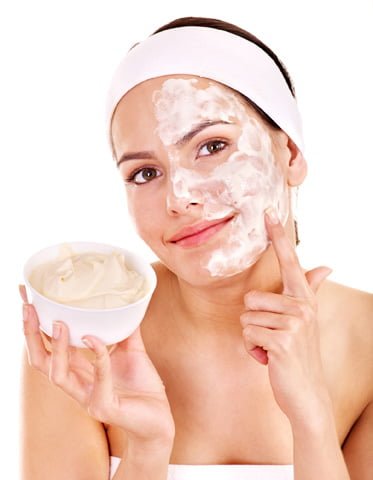 girl applying diy face cleansing mask